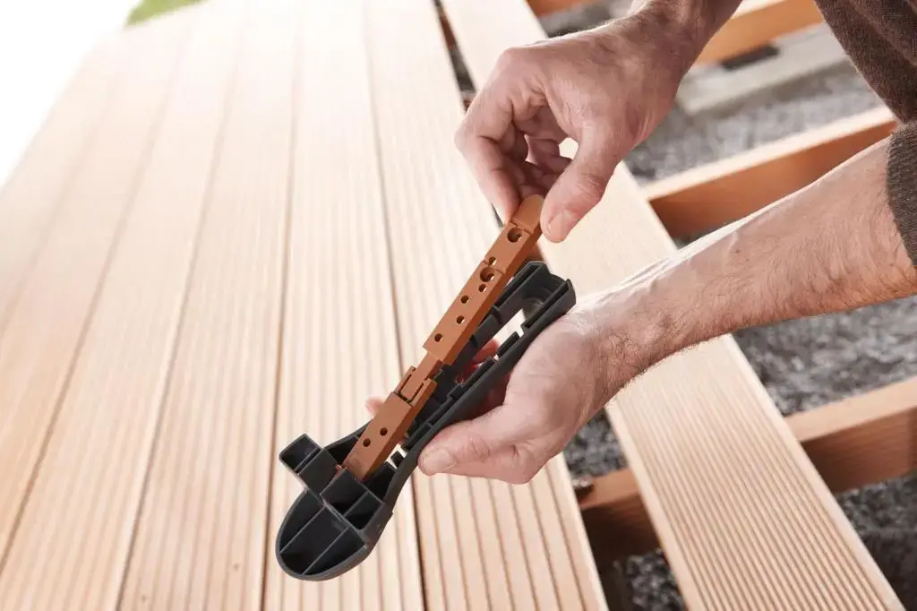 JUEGO DE PRIMEROS PASOS PARA LA CONSTRUCCIÓN DE TERRAZAS "ATORNILLADO INVISIBLE", 353 PIEZAS